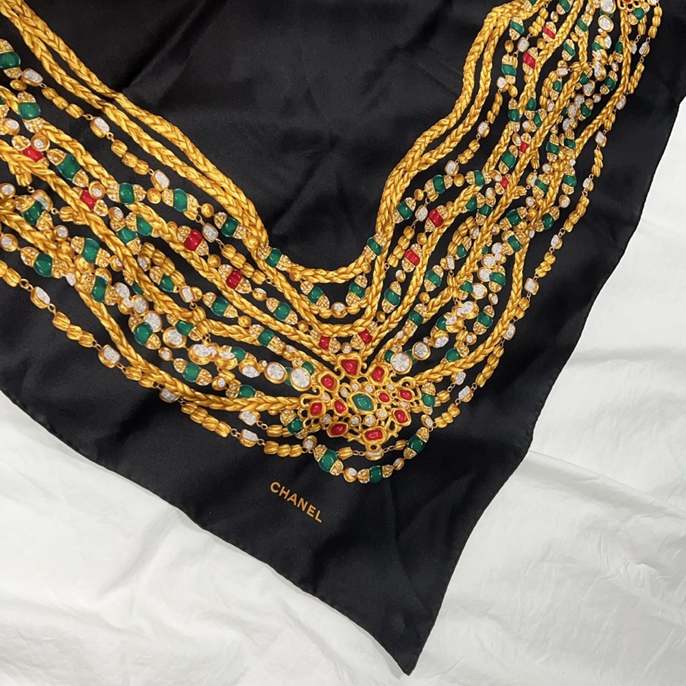 Beautiful Jewel Motif Silk Scart, Chanel. - Picture 6 of 9